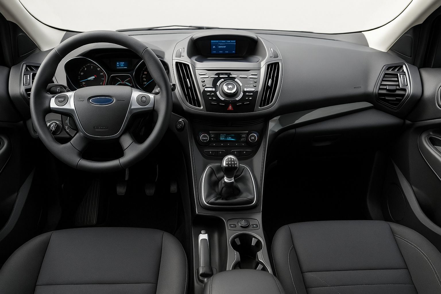 Interiör av Ford Kuga: ratt, instrumentpanel och mittkonsol med pekskärm