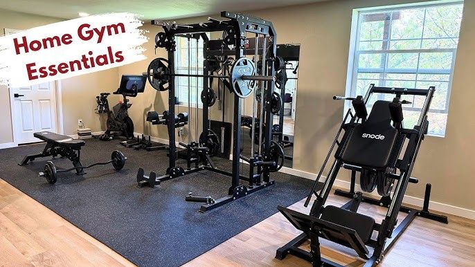 Ett välutrustat hemgym med skivstång, träningsbänk och benpressmaskin.